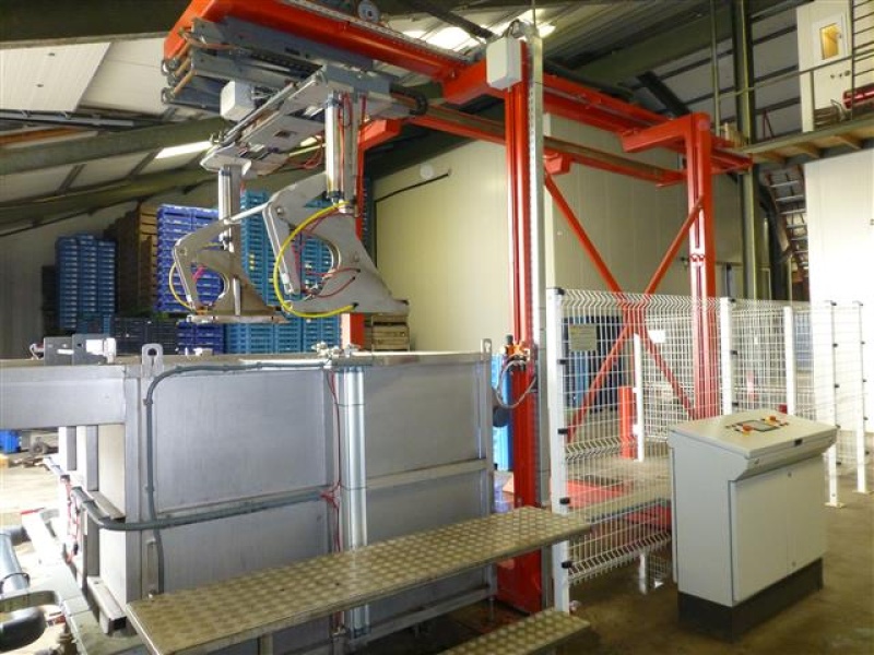 Stas bin water dumper for apples and pears • Duijndam Machines