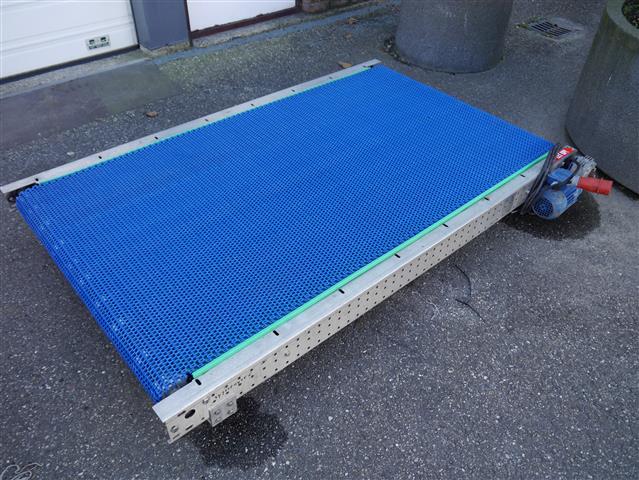 Пластиковая конвейерная лента Beerepoot с рамой из нержавеющей стали 195 см x 108 см.