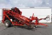 Dewulf 2 row pulled carrot harvester with elevator