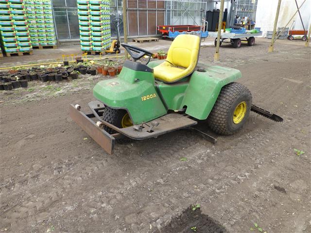 John Deere 3-х колесные грабли бункерный
