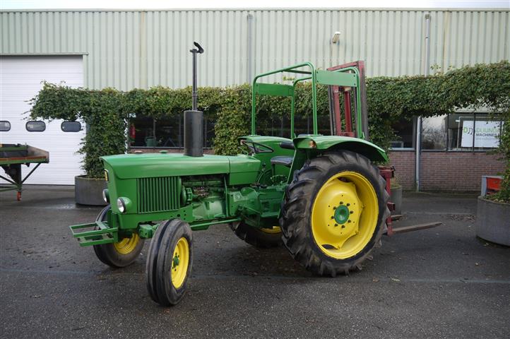 Трактор John Deere 1020 с вилочным погрузчиком