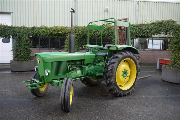 Трактор John Deere 1020 с вилочным погрузчиком