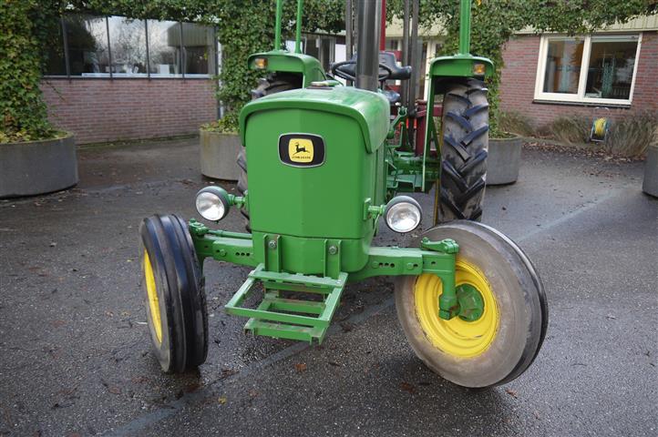 Трактор John Deere 1020 с вилочным погрузчиком