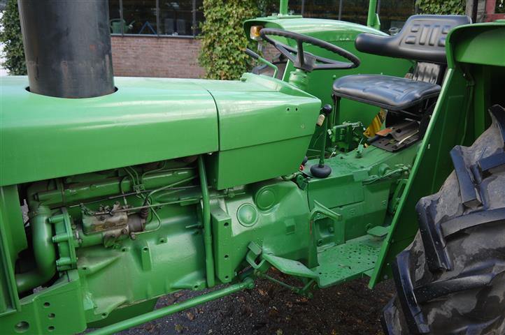 Трактор John Deere 1020 с вилочным погрузчиком