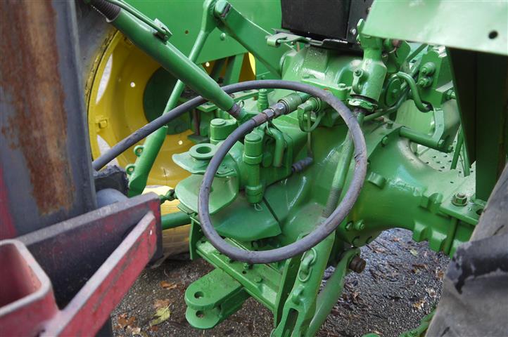 Трактор John Deere 1020 с вилочным погрузчиком