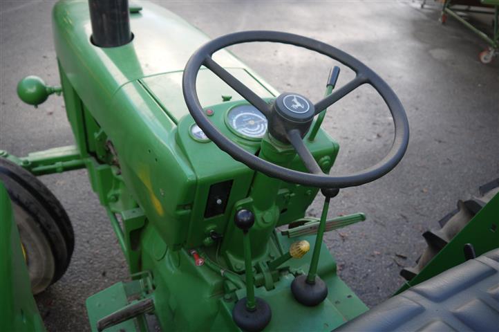 Трактор John Deere 1020 с вилочным погрузчиком