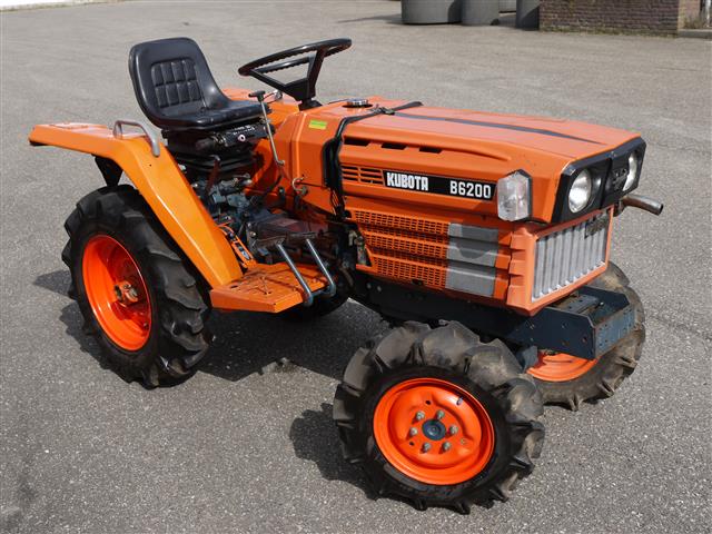 Компактный трактор Kubota B6200
