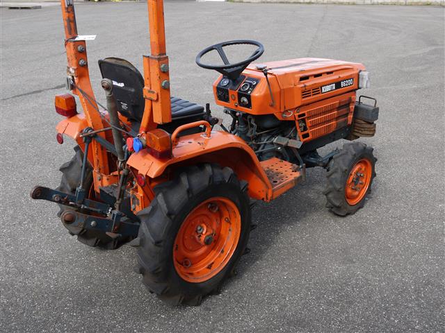 Компактный трактор Kubota 6200