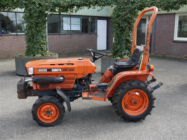 Компактный трактор Kubota 6200