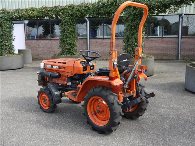 Компактный трактор Kubota 6200