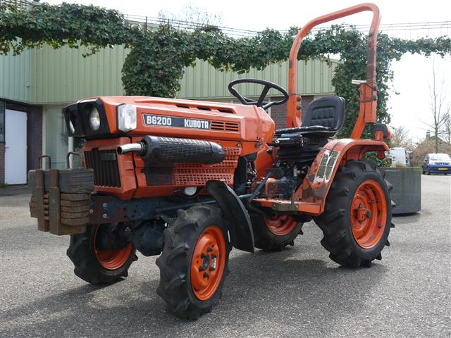 Компактный трактор Kubota 6200
