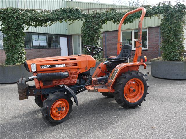Компактный трактор Kubota 6200