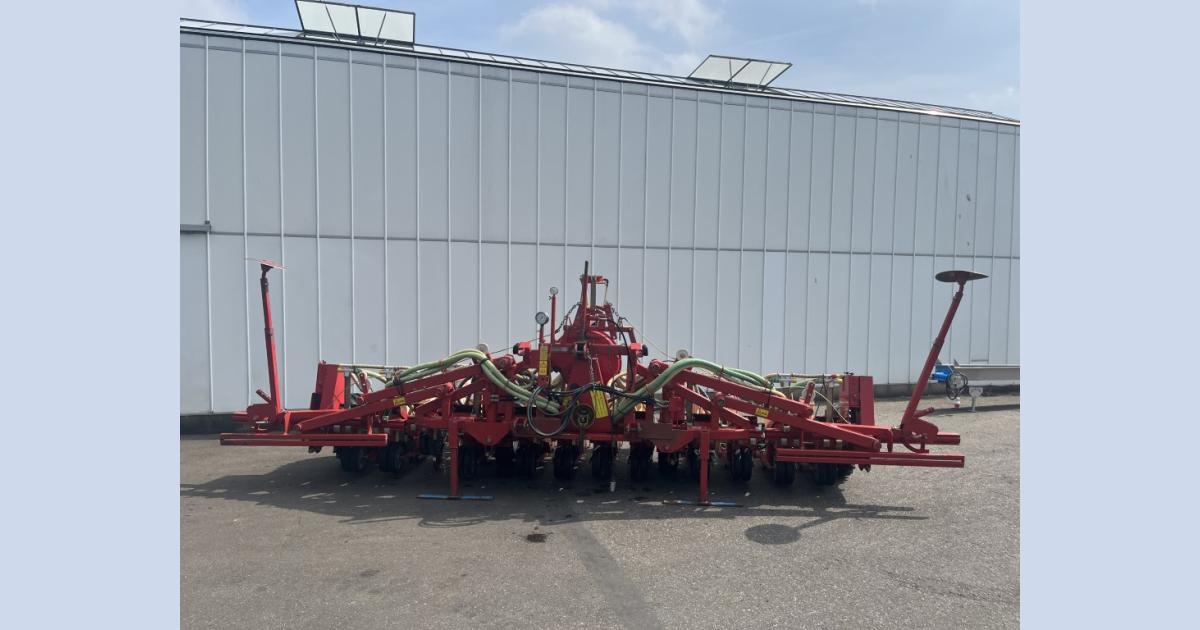 Accord Miniair S pneumatic sowing machine 12 double rows, for 3 beds ...
