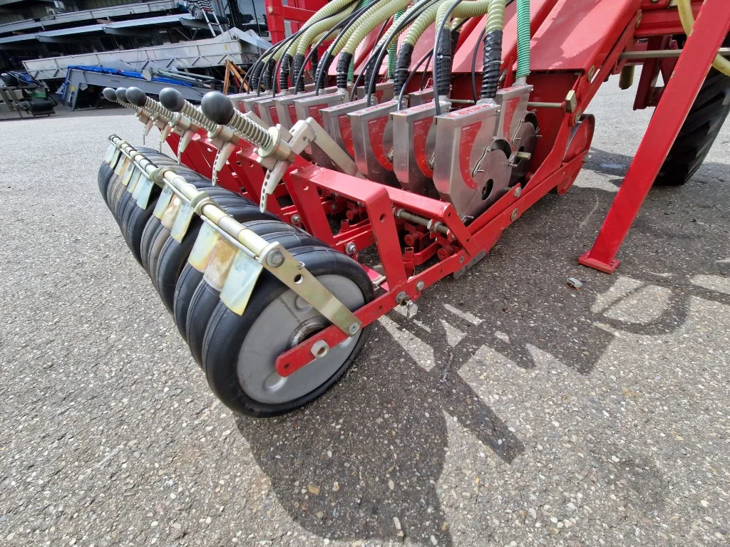 Accord Kverneland Miniair Super pneumatic sowing machine 15 rows ...