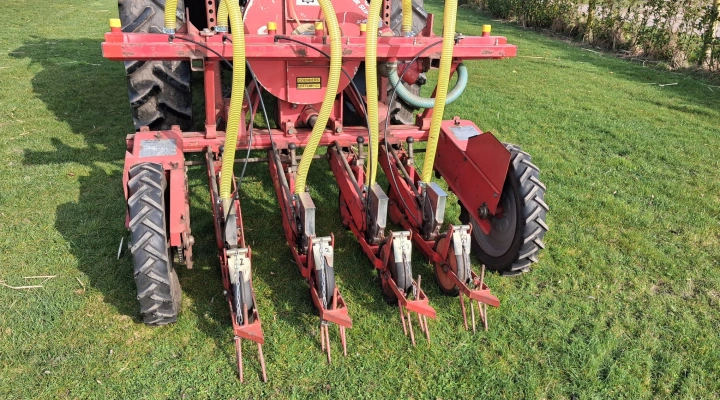 Accord Miniair pneumatic sowing machine 4 rows +2 elements