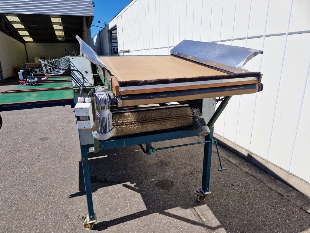 Allround roller sorting machine with brush and feeding conveyor ...