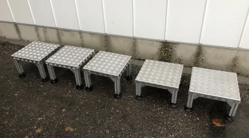 Aluminium plateau / opstapje om op te staan of over transportbandensystemen te stappen