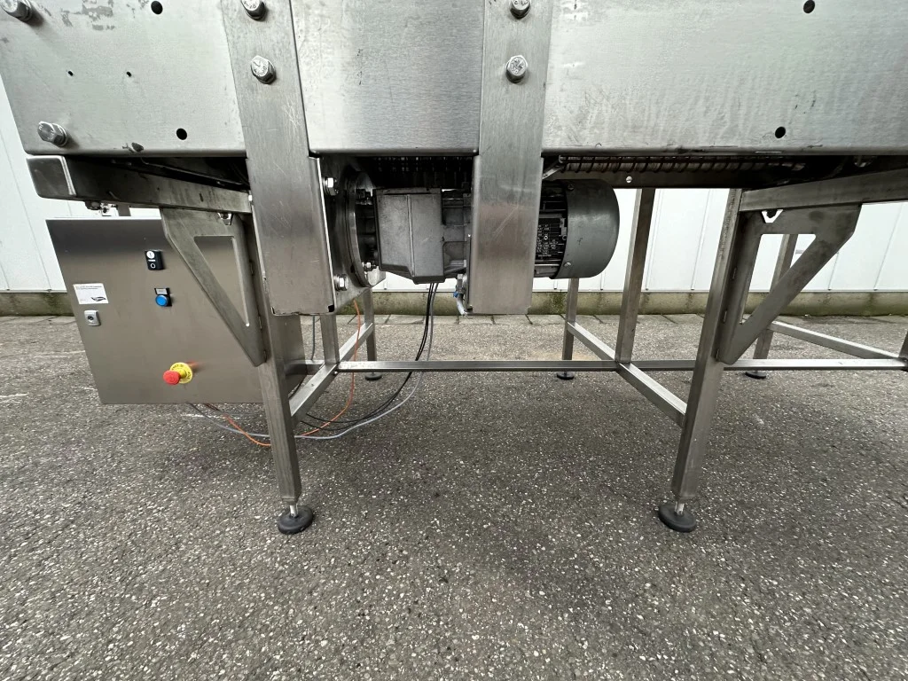 Arco packing conveyor with infeed and outfeed roller conveyors for ...