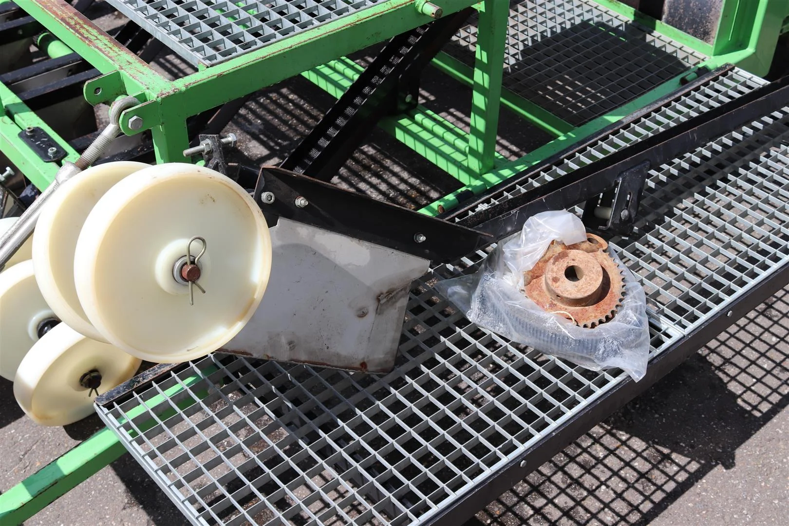 Arli soilblock planting machine for lettuce • Duijndam Machines