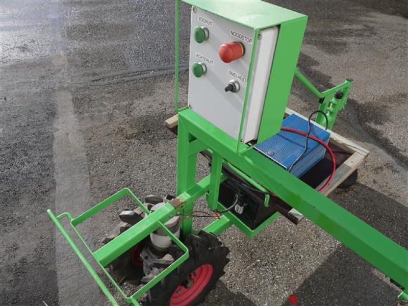 Electric harvester for asparagus. • Duijndam Machines