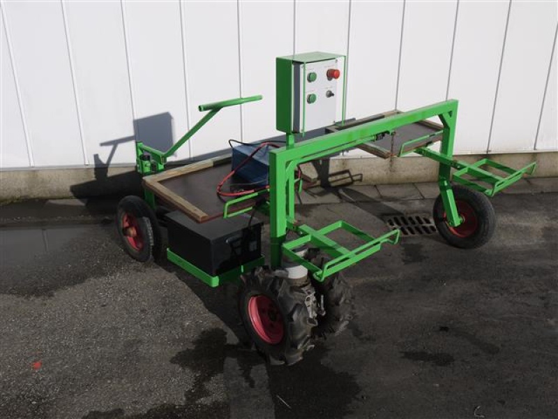 Electric harvester for asparagus. • Duijndam Machines