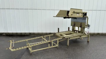 AVH - Antha Van Hienen AKA 3 máquina elevatória de caixas com báscula com transportador de rolos