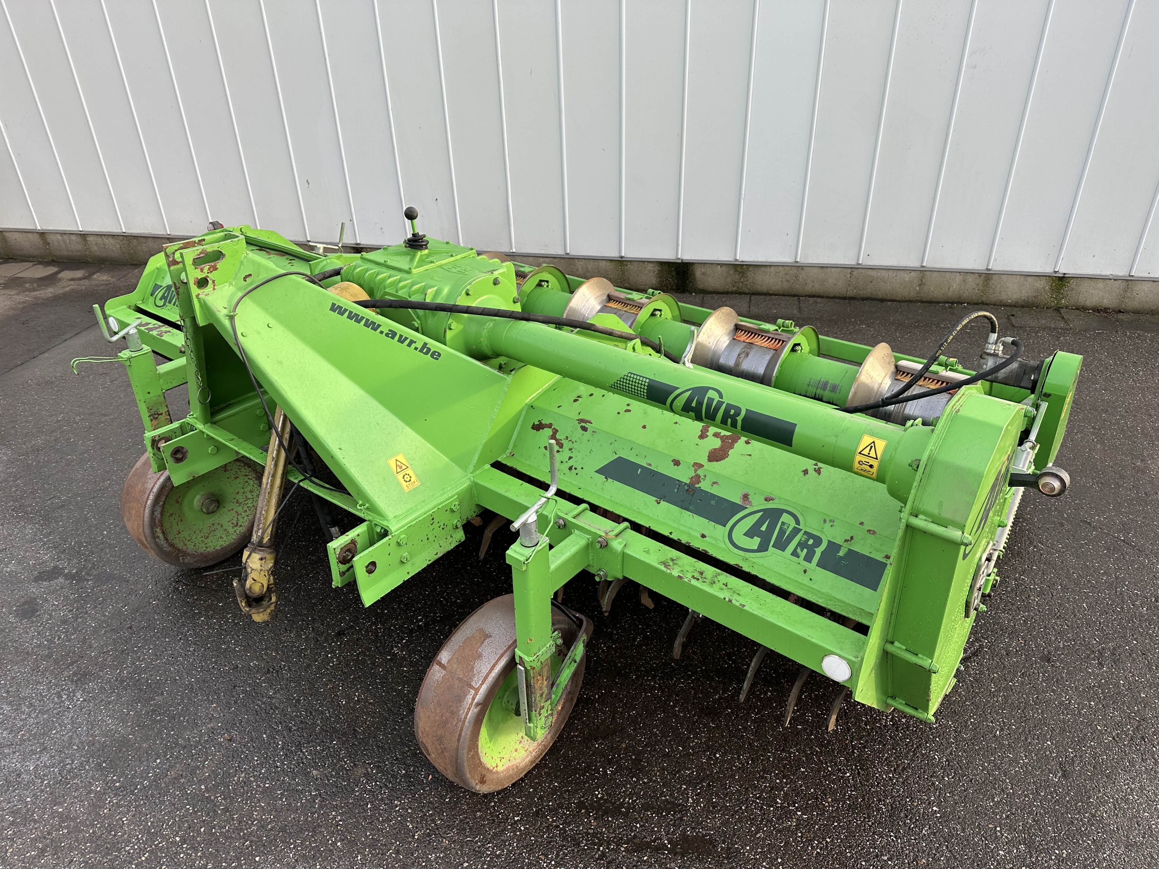 AVR inter-row rotary cultivator with hydraulically driven hillformers 4 ...