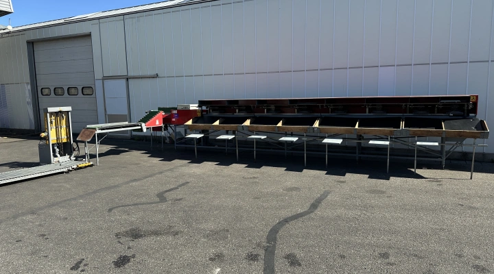 Aweta E8 cucumber sorting machine with box lift and roller conveyor