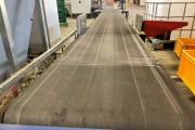 Optional: conveyor belt to palletizer