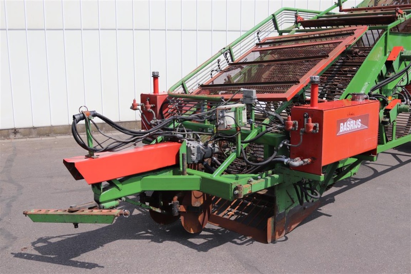 Basrijs harvester for plants, such as strawberries and asparagus