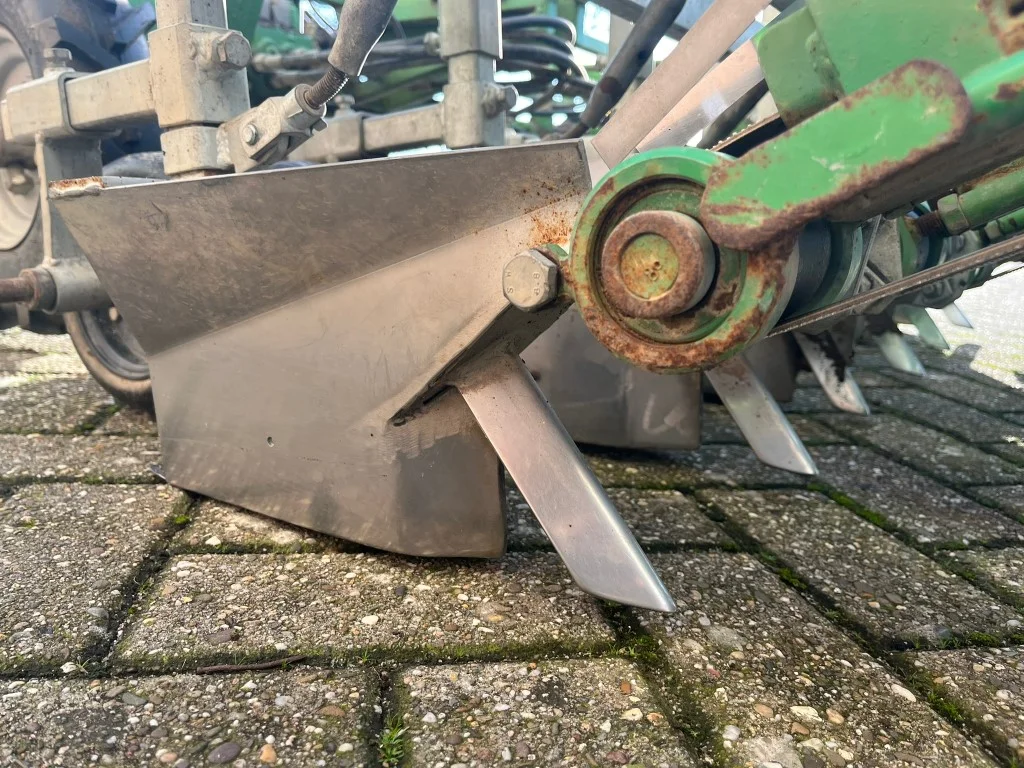 Basrijs self propelled soilblock planting machine for lettuce with