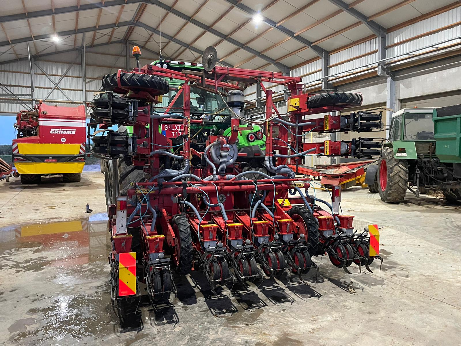 Becker 12 row pneumatic sowing machine • Duijndam Machines