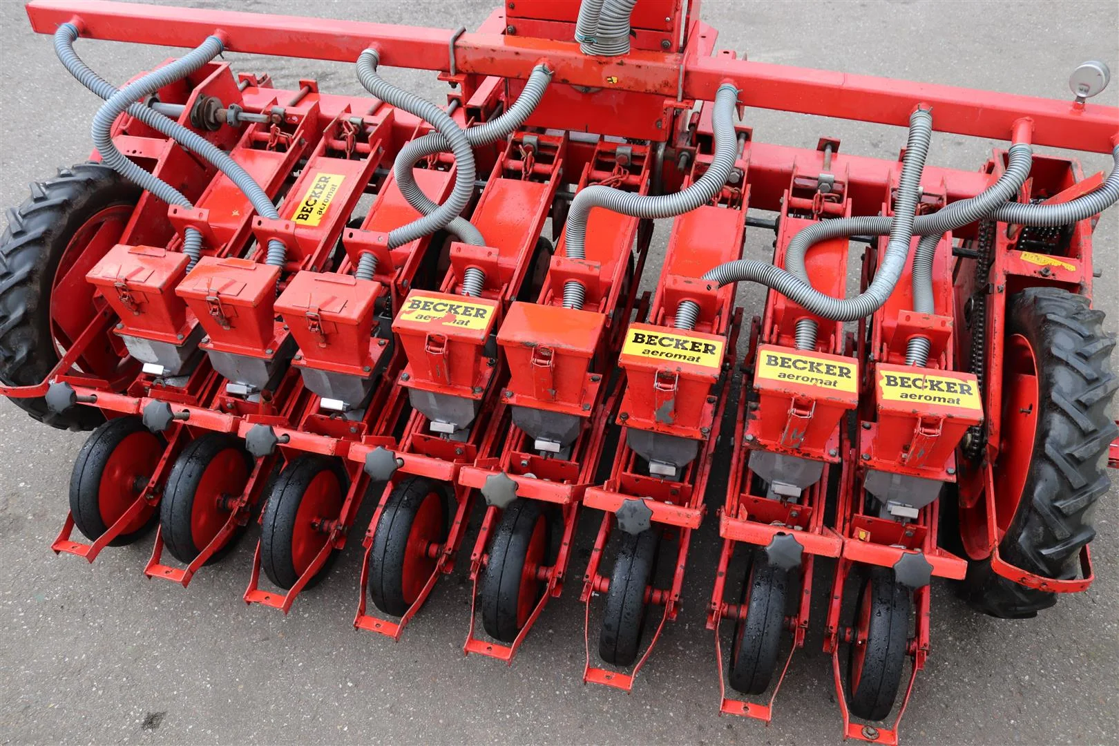 Máquina de semeadura pneumática de 8 linhas Becker • Duijndam Machines