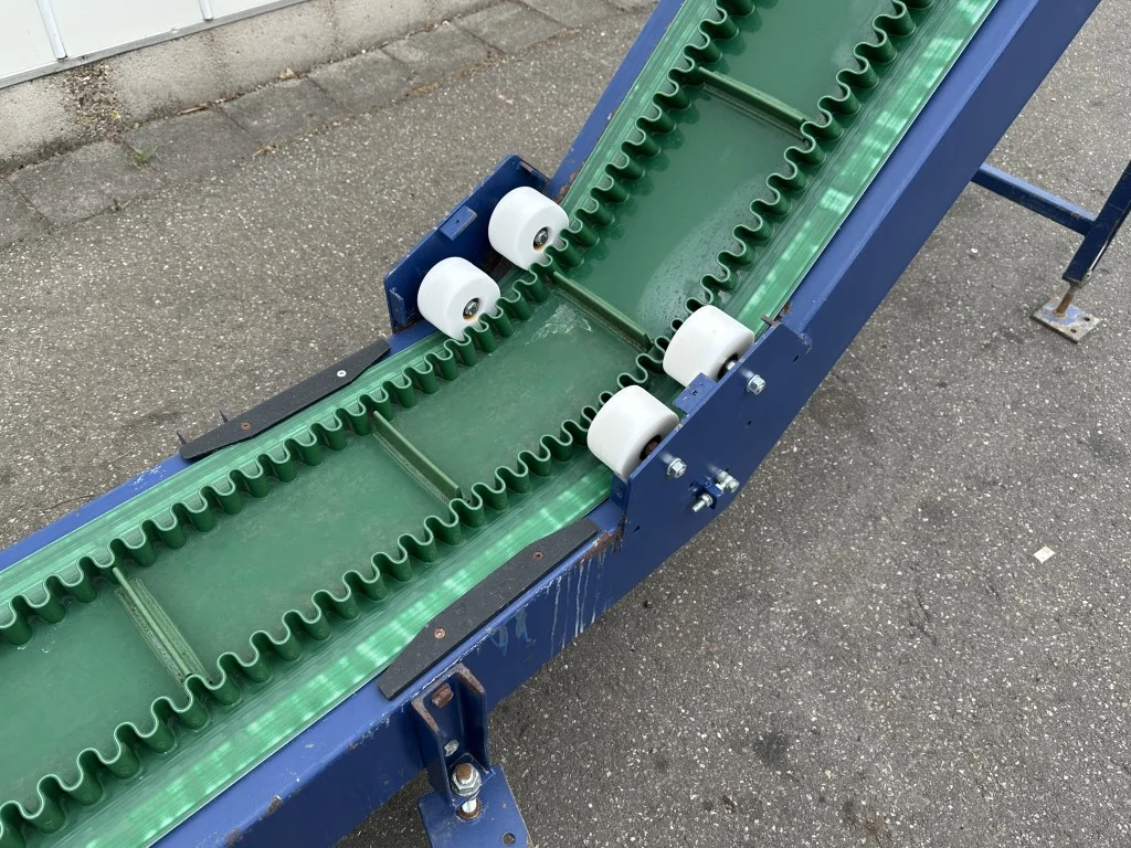 Beerepoot opvoerband met dubbele bocht 430 +130 +105 • Duijndam Machines
