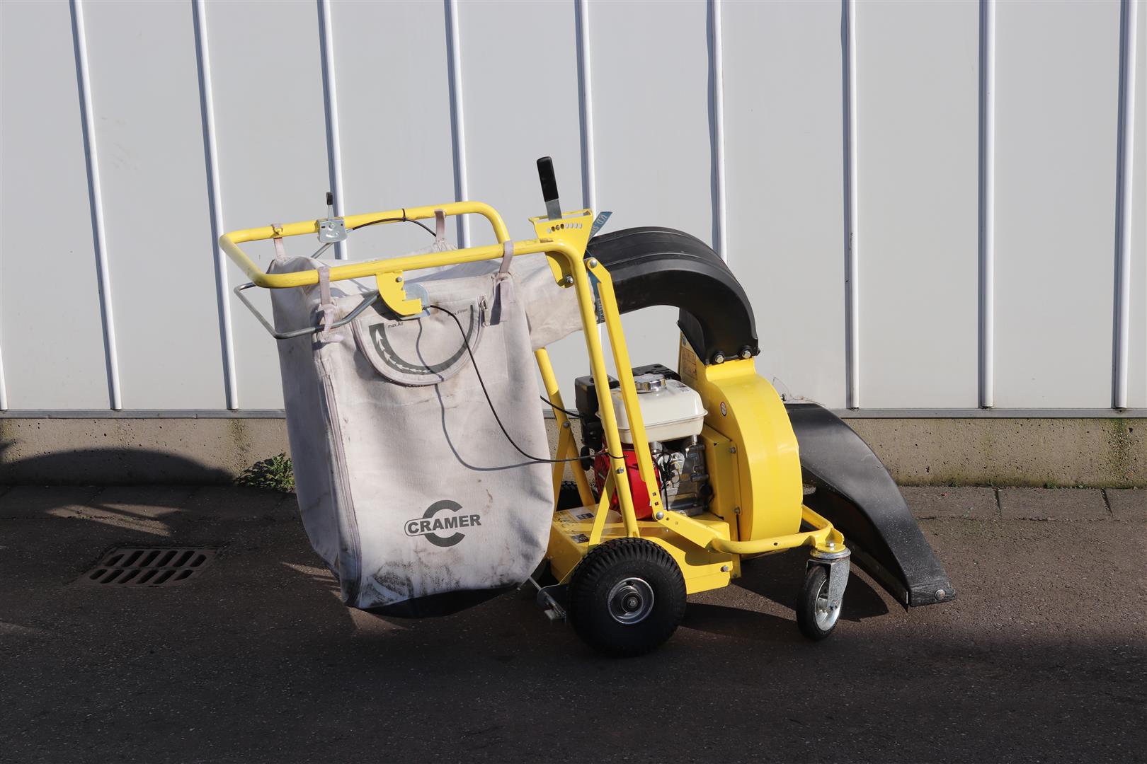 Cramer leaf vacuum cleaner LS5000 with Honda gasoline engine