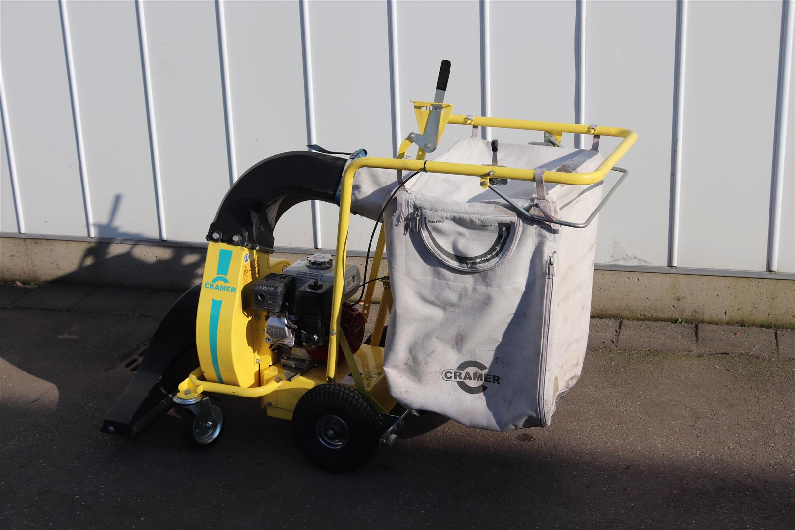 Cramer leaf vacuum cleaner LS5000 with Honda gasoline engine