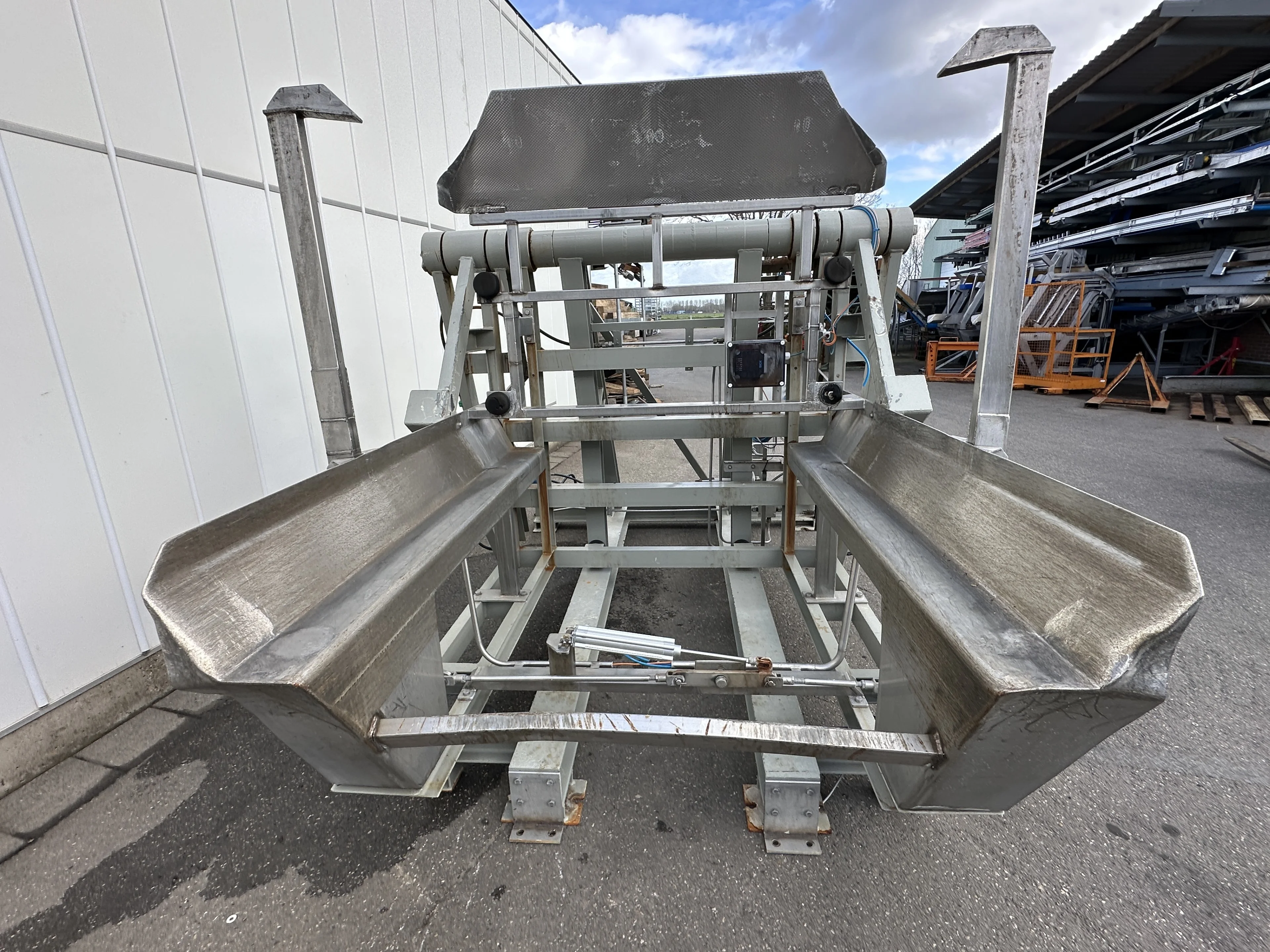 Box tipper max 150 W x 110 H • Duijndam Machines