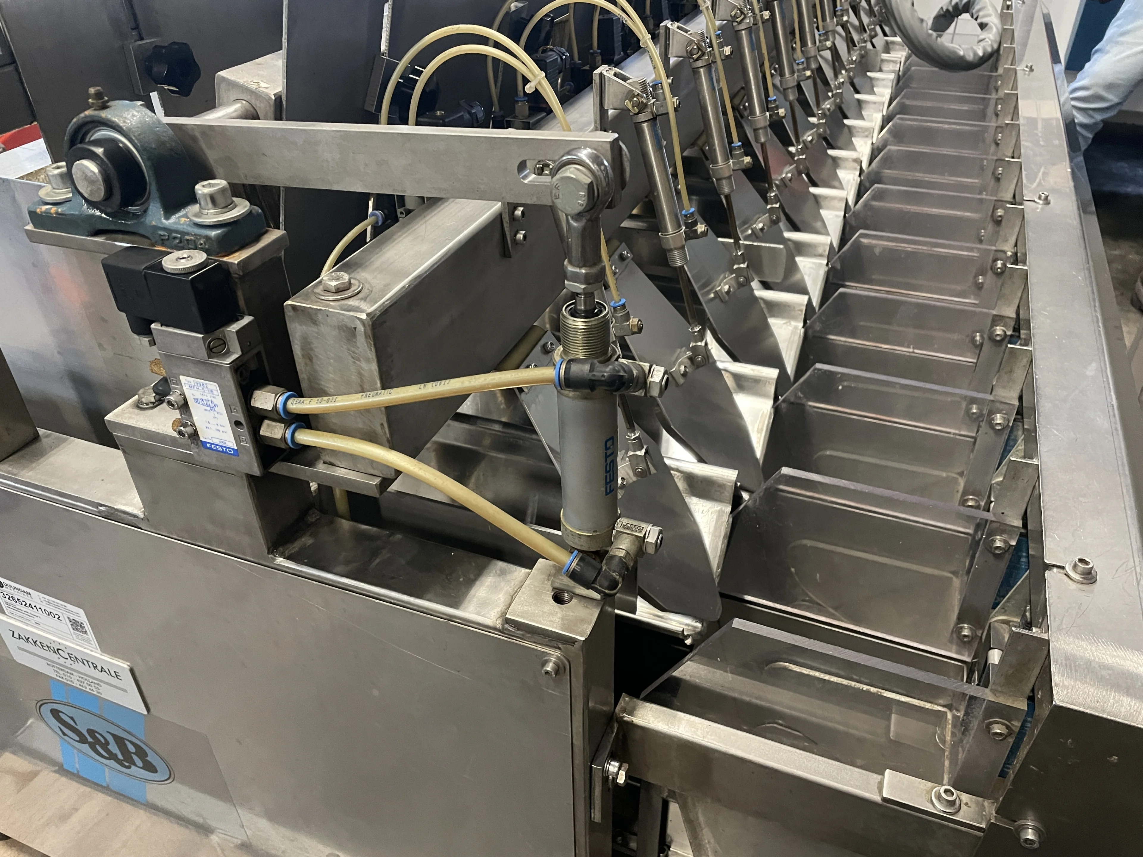 S&B CP 800 / 12 / BP weighing machine with frame and 3 elevators supply ...