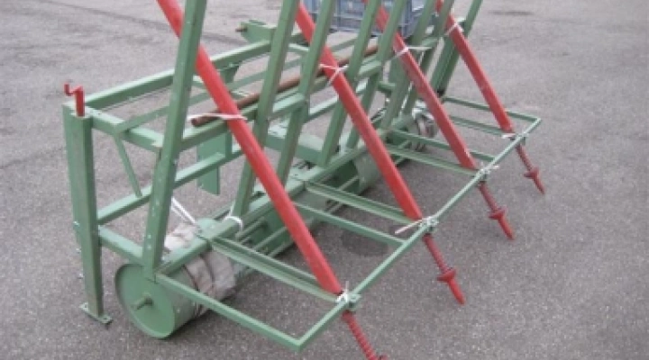 Compact hole punching machine for leek image 1