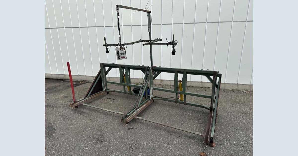 Compas 150 cm box filler tilting yoke • Duijndam Machines