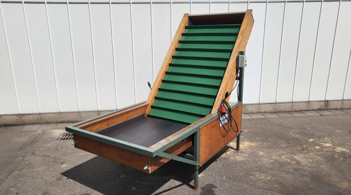 Compas elevator with dosing conveyor