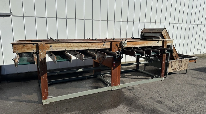 Compas sorting machine for flower bulbs and Brussels sprouts 6 + 1 sortings with elevator