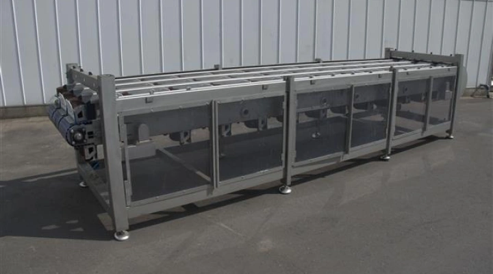 conveyor with compartments (1)
