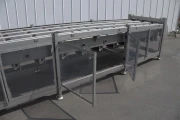 conveyor with compartments (10)
