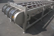 conveyor with compartments (12)