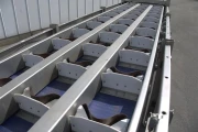 conveyor with compartments (8)