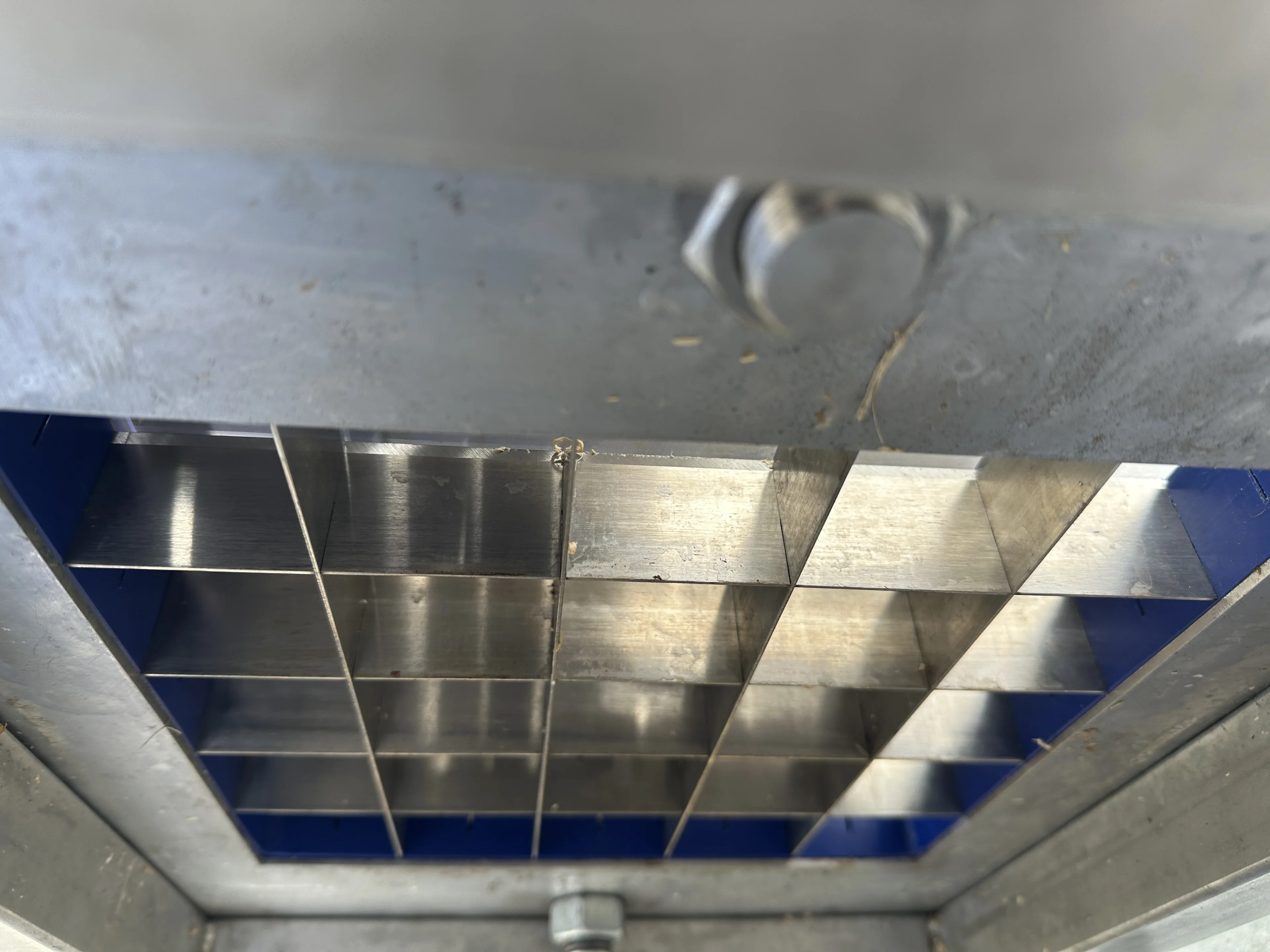 Cutting machine for cutting square blocks 5x5 cm with conveyor ...