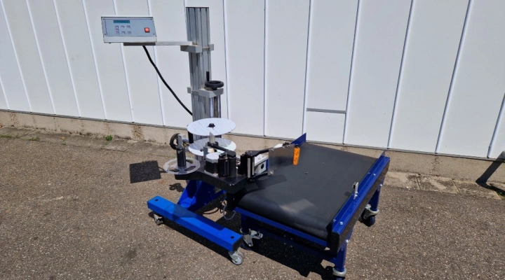 Cyklop CM-Labeling Head with conveyor