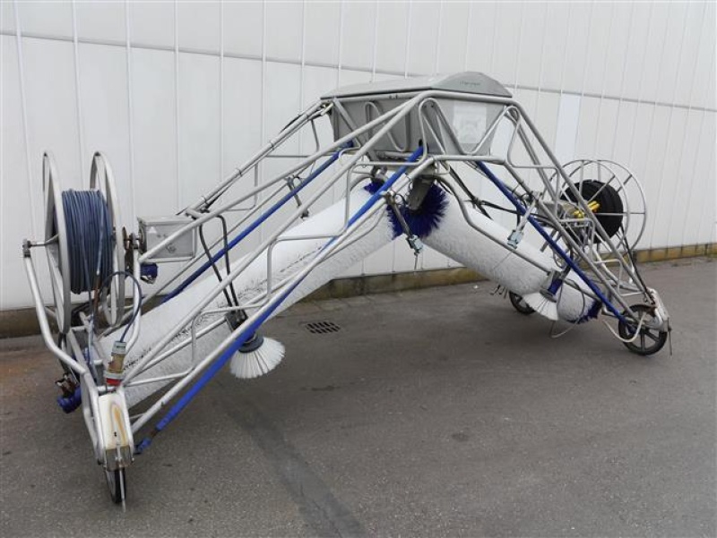 Roofmaster Light greenhouse roof washing machine • Duijndam Machines