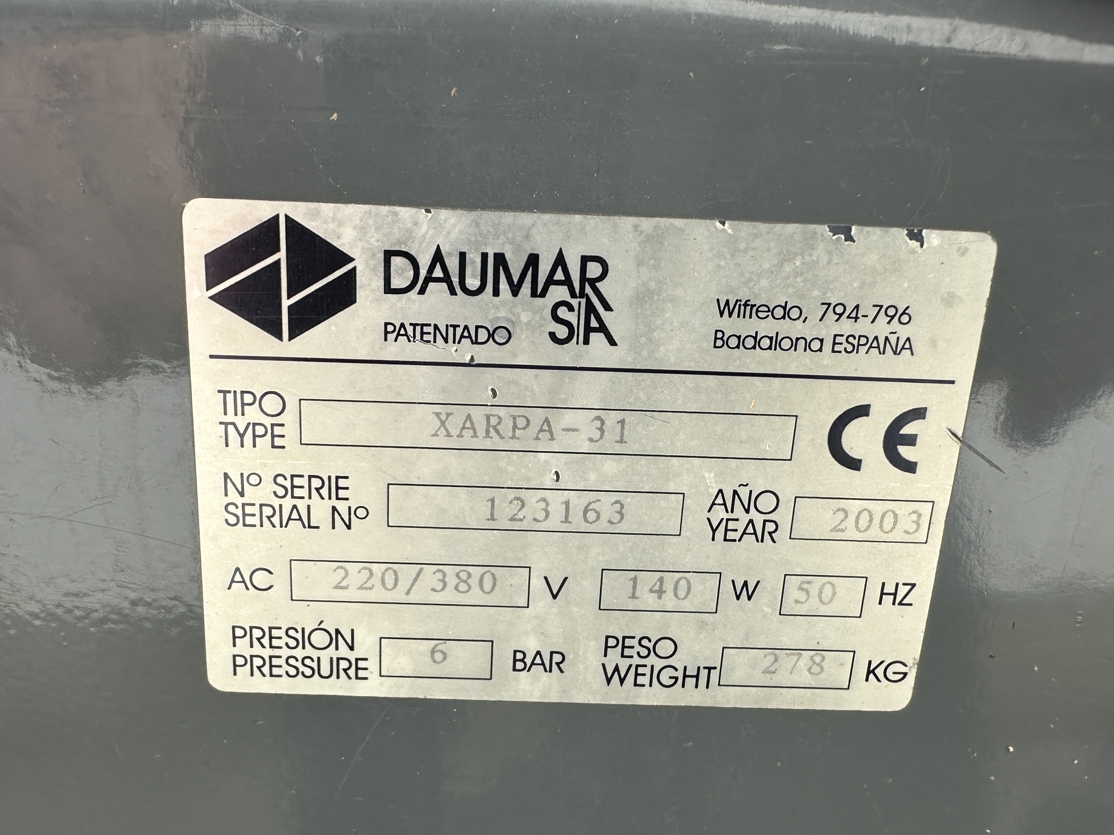 Daumar XARPA-31 Машина для упаковки в сетку и автоматический клипсатор Машина для упаковки в сетку Daumar Xarpa-31 с этикетировщиком wineglass